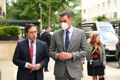 El presidente del Gobierno, Pedro Sánchez, y el ministro de Exteriores, José Manuel Albares, este miércoles en Nueva York.