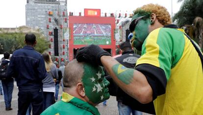 Brasileiros se reúnem em Moscou antes de abertura da Copa.