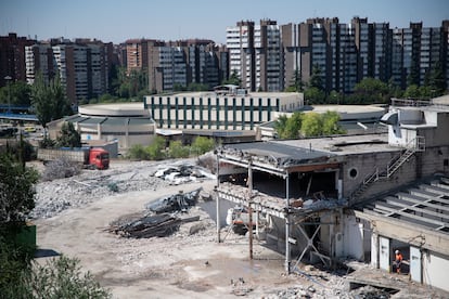 Trabajos en el entorno de la fábrica Clesa para garantizar la estanquidad del edificio y culminar su cesión al Ayuntamiento.