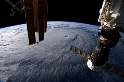 Fotografía tomada desde la Estación Espacial Internacional en la que se ve la formación del huracán Lane, cerca de Hawái. 