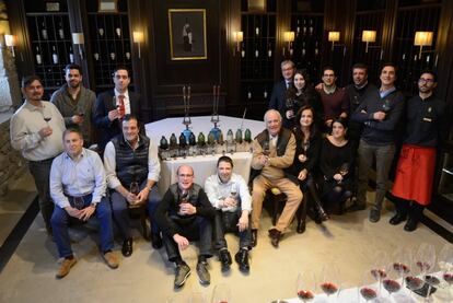 Foto de familia tras la cata en la que además de los sumilleres están Pedro Aznar (segundo de los sentados por la izquierda) y las responsables de Savoir Faire, Maria Jesús Puebla y Ana de Castro, sentadas junto a Hurtado de Amézaga. 