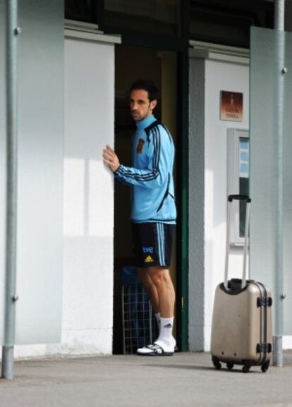 Juanfran entra en el vestuario.