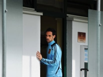 Juanfran entra en el vestuario.