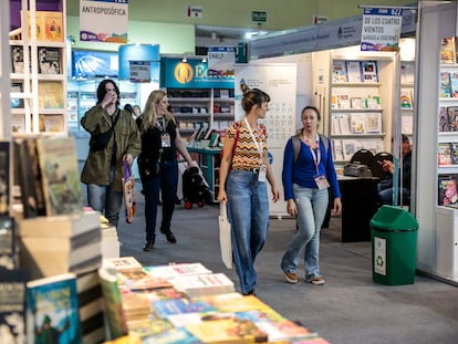 Visitantes recorren la 47ª Feria Internacional del Libro en Buenos Aires (FIL) en su primer día, este jueves.