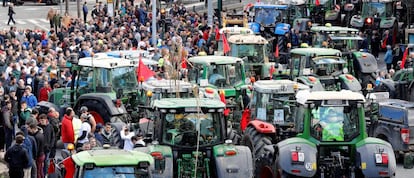 Concentración de protesta de agricultores y ganaderos en Pamplona