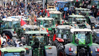Concentración de protesta de agricultores y ganaderos en Pamplona