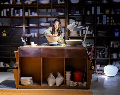 Ima Garmendia de Adarbakar, artesana ceramista, en su taller estudio del barrio de La Ribera de Barcelona.