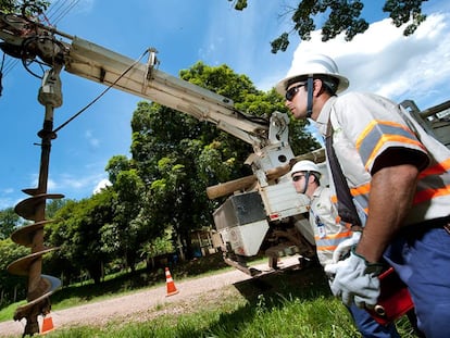 Trabajos de operarios de Elektro, filial de Iberdrola en Brasil.
