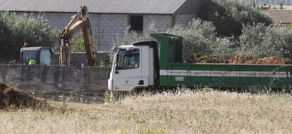 Un camionero recoge la tierra levantada en Las Quemadillas en búsqueda de Ruth y José.