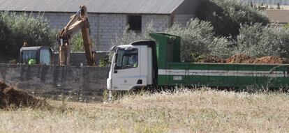 Un camionero recoge la tierra levantada en Las Quemadillas en b&uacute;squeda de Ruth y Jos&eacute;.