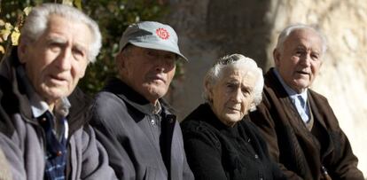 Vecinos de Olmeda de la Cuesta (Cuenca). EFE/Archivo