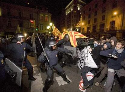 Carga policial de los Mossos, ayer por la noche en la plaza dels Àngels.