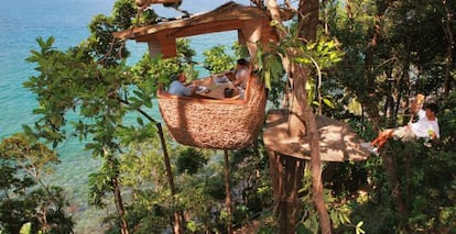 Una cena sobre los árboles en el eco hotel de Soneva en Tailandia.
