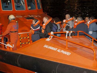 Viajeros rescatados del 'fast-ferry' que encalló en Los Cristianos