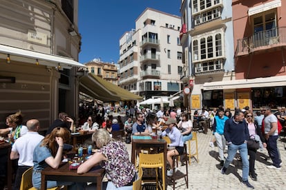 Varios clientes disfrutan de las terrazas del centro histórico de Málaga durante la Semana Santa.