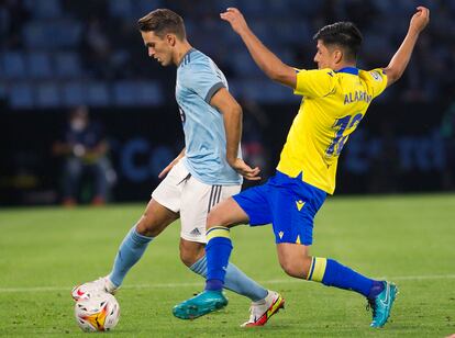 Denis Suárez y Alarcón pugnan por el balón