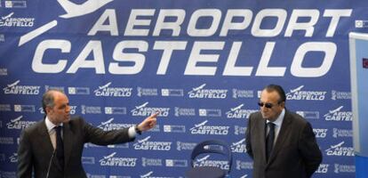 El presidente de la Generalitat, Francisco Camps, y el titular de la Diputación de Castellón, Carlos Fabra, ayer, en la inauguración del aeropuerto.