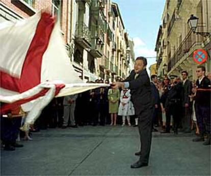 El alcalde enarbola la enseña de Logroño durante la procesión del patrón, que se convirtió en un acto de repulsa a ETA.