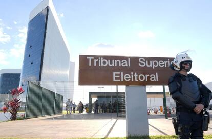 Sede do Tribunal Superior Eleitoral é protegida pela polícia no início do julgamento da chapa Dilma-Temer