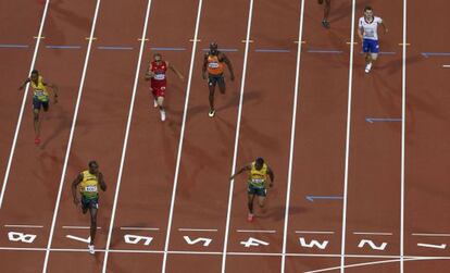 Bolt celebra su victoria en los 200m tirándose el índice a la boca.