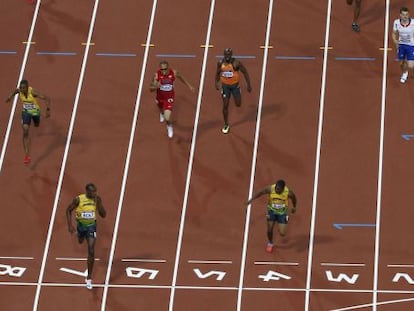 Bolt celebra su victoria en los 200m tirándose el índice a la boca.