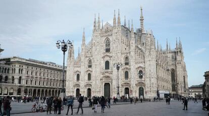 La plaza del Duomo de Milán, semivacía tras las restricciones del Gobierno italiano.