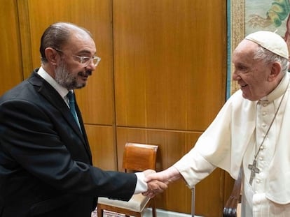 El presidente de Aragón, Javier Lambán, estrecha la mano del papa Francisco este jueves en la Ciudad del Vaticano.