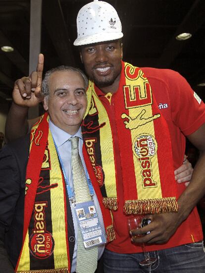 Serge Ibaka junto al presidente de la Federación española de Baloncesto (FEB), José Luis Sáez, tras conseguir el título de campeones de Europa