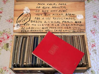 Caja con cuadernos de apuntes sobre gramática de los años 1958 a 1962. 
 