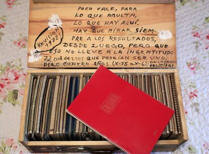 Caja con cuadernos de apuntes sobre gramática de los años 1958 a 1962.
