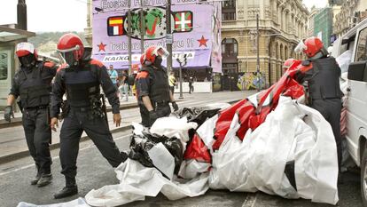 La Ertzaintza retiró fotos de presos en 2009, también por orden del juez, en el recinto festivo de Bilbao.