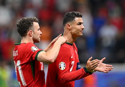 Diogo Jota y Cristiano Ronaldo celebran la victoria tras los penaltis contra Eslovenia en julio de 2024.