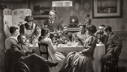 Autorretrato familiar del fotógrafo Antonio García (de pie, al fondo) realizado en 1907.  Sorolla aparece sentado, a la izquierda, encendiendo un puro. 