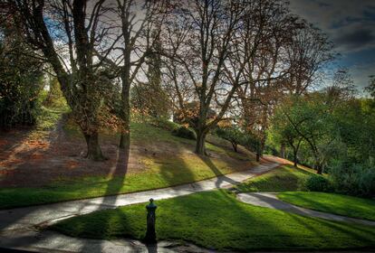 Parque de Buttes Chaumont, ubicado al norte de París, uno de los escenarios en los que se rodó 'On connaît la chanson' (1997), una comedia de enredos muy, muy francesa de Alain Resnais.