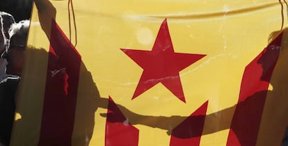 Unos manifestantes con una bandera independentista