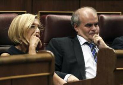 La portavoz de UPyD, Rosa Díez, junto a su compañero de partido, Carlos Martínez Gorriarán, durante el pleno del Congreso celebrado esta tarde en la Cámara Baja.