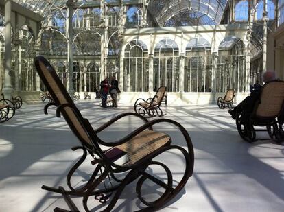 La instalación 'Hotel Splendide' del Palacio de Cristal del Retiro, Madrid.