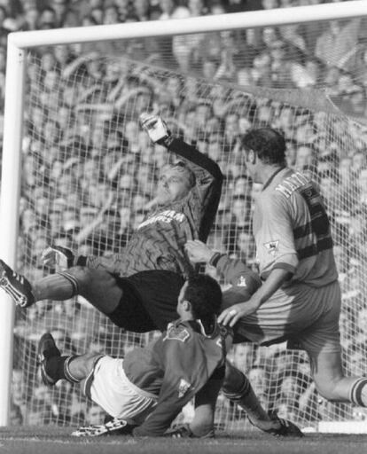 El centrocampista del Manchester United Ryan Giggs, en el suelo, pelea un balón con Ludek Miklosko y Alvin Martin, del West Ham, en un partido de 1994 que los 'reds' ganaron por 1 a 0, en la tercera temporada de Giggs con el club, tras su debut en marzo de 1991 en un encuentro ante el Everton.