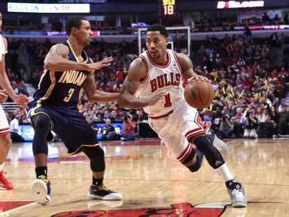 Rose bota el bal&oacute;n ante Hill, de los Pacers.