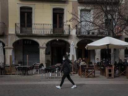 Una chica cruza la plaza del Ayuntamiento en Igualada (Anoia)