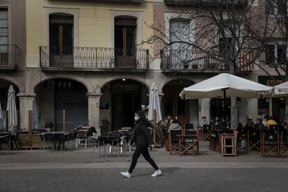 Una chica cruza la plaza del Ayuntamiento en Igualada (Anoia)