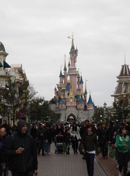 El castillo de la Bella Durmiente en Disneyland París, icono de referencia del parque