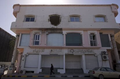 Edificio comercial con un gimnasio en los bajos.