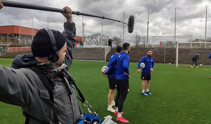 El sonidista Iñigo Azkue, que trabajó con el director Gorka Bilbao, con el Athletic Club y Aritz Aduriz para el documental Six Dreams, graba una de las escenas de la serie.