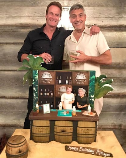 Rande Gerber y George Clooney son buenos amigos. Los que también son socios aprovecharon para celebrar su cumpleños y para ello Amal Clooney se lució con una tarta customizada a la medida. El diseño muestra a los colegas detrás de la barra del bar de tequila Casamigos, que ambos fundaron juntos. A un lado se puele leer una banda que dice: "¡Feliz cumpleaños amigos!".