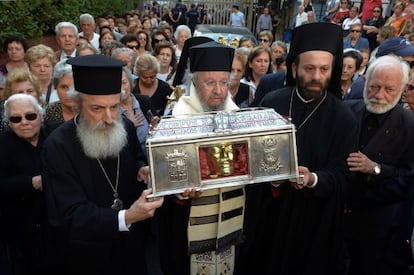 Ortodoxos griegos portan las reliquias de santa Bárbara el 15 de mayo en Atenas.