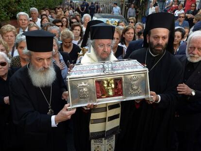Ortodoxos griegos portan las reliquias de santa B&aacute;rbara el 15 de mayo en Atenas. 