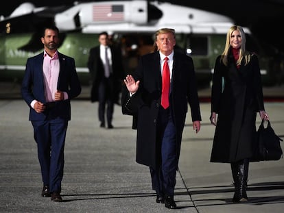 Donald Trump, flanqueado por sus hijos Donald Jr. e Ivanka, el 4 de enero de 2021 en la base aérea de Marietta (Georgia).