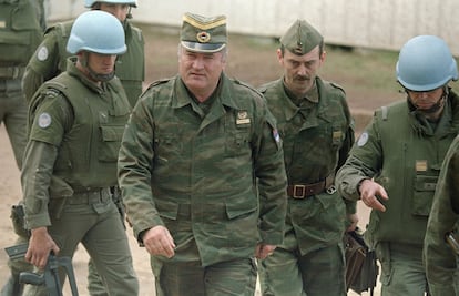 Imagen de archivo tomada el 12 de abril de 1993. El general Mladic, segundo por la izquierda, acompañado por un ayudante de campo, junto a cascos azules, llega a un encuentro auspiciado por la ONU en el aeropuerto de Sarajevo.