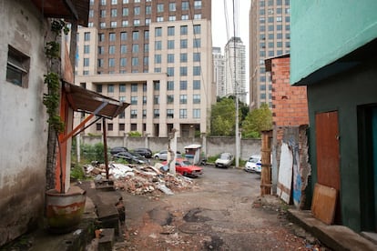 Divisa da favela com o complexo na Rua Armando Petrella.